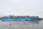 Der Containerriese Maersk Salina IMO-Nummer:9352030 Flagge:Niederlande Länge:334.0m Breite:43.0m im Hamburger Hafen am 12.12.09