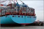 22 Container passen am Heck der EMMA MAERSK nebeneinander. Die EMMA MAERSK ist mit 56 m mindestens so breit wie zwei vierspurige Autobahnen mit Stand- und Mittelstreifen. Bremerhaven, 05.09.2007.
