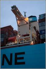 Auch ein Kpten braucht mal Auslauf, zumindest soweit,dass er ber die Bordwand schauen kann. Deshalb hat die Brcke der EMMA MAERSK auch diese Ausleger spendiert bekommen. Bremerhaven, 05.09.2007.