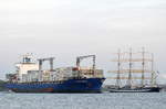 Die Maersk Niagara IMO-Nummer:9434905 Flagge:Hong Kong Länge:210.0m Breite:30.0m Baujahr:2008 Bauwerft:Hyundai Heavy Industries,Ulsan Südkorea begegnet vor Hamburg Teufelsbrück am
