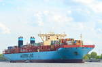 Die Marie Maersk IMO-Nummer:9619933 Flagge:Dänemark Länge:399.0m Breite:60.0m Baujahr:2013 Bauwerft:Daewoo Shipbuilding&Marine Engineering,Geoje Südkorea am 14.05.17 auslaufend aus