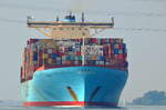 Die Elly Maersk IMO-Nummer:9321536 Flagge:Dänemark Länge:398.0m Breite:57.0m Baujahr:2007 Bauwerft:Odense Staalskibsværft,Odense Dänemark beim einlaufen nach Hamburg vom