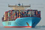 Die Elly Maersk IMO-Nummer:9321536 Flagge:Dänemark Länge:398.0m Breite:57.0m Baujahr:2007 Bauwerft:Odense Staalskibsværft,Odense Dänemark einlaufend nach Hamburg passiert Lühe
