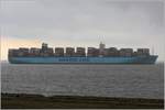 Die 2013 gebaute MARY MAERSK (IMO 9619921) hat von der Stromkaje in Bremerhaven abgelegt und steuert bei typischem Aprilwetter als nächsten Hafen Danzig in Polen an. Dieses Containerschiff ist 399,2 m lang und 59 m breit, hat eine GT/BRZ von 194.849, eine DWT von 194.252 t und eine Kapazität von 18.270 TEU. Heimathafen ist Svendborg (Dänemark). 09.04.2021