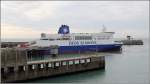 Die 2005 gebaute DUNKERQUE SEAWAYS (IMO 9293076) schiebt sich rckwrts laufend an eine Fhrbrcke in Dover heran. Sie ist 187 m lang, 28 m breit, hat eine GT von 35.923, eine GT von 6.160 t und kann 780 Passagiere, 200 PKW und 120 LKW transportieren. Heimathafen ist Dover (Grobritannien). Frherer Name: MAERSK DUNKERQUE. 27.05.2012