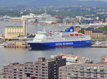 Die 1994 gebaute  CROWN SEAWAYS  (IMO 8917613) liegt am 05.07.2015 in Oslo, gesehen von den Skulpturenpark Oslo (Vigelandsanlegget / Vigelandsparken).