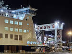 Das im Jahr 2005 gebaute DFDS-Fährschiff COTE DES FLANDRES (IMO: 9305843) ist im Hafen von Calais angekommen und wird gerade entladen. (Juli 2025)