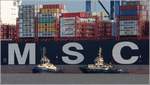 Die Schlepper SVITZER MALLAIG (IMO 9317901, rechts) und SVITZER ROTA (IMO 9760859) vor einem MSC-Containerschiff. Deutlich wird an diesem Bild die Reederei-Allianz von Maersk und MSC. Auf dem MSC-Schiff sind viele Maersk-Kühlcontainer zu sehen. Und die Schlepperreederei Svitzer ist eine Tochterfirma von Maersk. Bremerhaven, 10.09.2017.