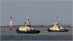 Die Schlepper SVITZER VALE (IMO 9831921) und SVITZER VIDAR (IMO 9319181) beim Unterfeuer Imsum in der Außenweser. Sie sollen einem Bremerhaven ansteuernden Containerschiff beim Anlegen assistieren. 09.04.2019