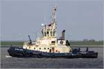 Die 2005 gebaute SVITZER VIDAR (IMO 9319181) fährt zu einem Einsatz einem Containerschiff in der Außenweser entgegen. Der Schlepper ist 29,50 m lang und 11 m breit. Die Maschinenleistung beträgt 4.800 kW und der Pfahlzug 80 t. Heimathafen ist Esbjerg (Dänemark). Frühere Namen: MONTRAS, R CATALUNYA. 09.04.2019