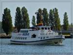 Das Ausflugschiff  ADLER-XI  läuft nach einer Hafenrundfahrt den Liegeplatz am Kai in Swinoujscie (Polen) an um neue Passagiere aufzunehmen. Schiffsdaten: Flagge Deutschland, L33m, B 7m.  23.09.2011