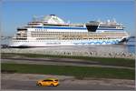 Die 2008 gebaute AIDAbella (IMO 9362542) liegt am 16.05.2013 im Hafen von Tallinn. Sie ist 252 m lang, 32 m breit, hat eine GT von 69.203, eine DWT von 8.766 t und bietet 2.566 Passagieren sowie 607 Besatzungsmitgliedern Platz. Heimathafen ist Genua (Italien).