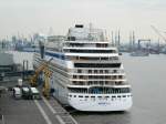 AIDAluna (IMO 9334868 , 251,89 x 32,2) am 05.05.2014 am Hamburg Cruise Center Altona. Zu sehen sind die Be-und Entladetätigkeiten.