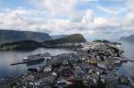 Nach etwa 500 Stufen eröffnet sich ein wunderschöner Blick auf die Stadt Ålesund und auf AIDAluna. (30.7.2014)