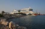 AIDAstella liegt am 14.8.2015 fest vertäut in ihrem Basishafen für den Sommer 2015 Antalya, gegen Mitternacht wird sie zu einer 7-tägigen Rundreise durch das östliche Mittelmeer auslaufen.