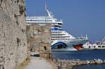 Am 20.August letzten Jahres hat AIDAstella im Hafen von Rhodos-Stadt festgemacht und versteckt sich gleich hinter alten Festunganlagen. 