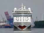 Kreuzfahrtschiff AIDAbella (frontal) auslaufend Hamburg, 11.07.2015  