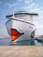 Kreuzfahrtschiff 'AIDAPERLA', IMO 9636967,  an der Pier im Hafen von Palma de Mallorca (Porto Pi).
