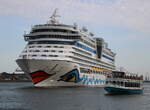 Die Aidadiva auf ihrer 14 tägigen Ostsee Tour ab/bis Warnemünde beim Auslaufen am Abend des 20.09.2025 in Warnemünde neben an fuhr das Fahrgastschiff Selene bis zu den Molen mit.