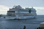 Ausfahrt Aida Mar IMO-Nummer 9490052 am 16. Oktober 2015 aus Warnemünde.
</p> 

Im Vordergrund das begleitende Lotsenboot PILOT KLAASHAHN.


<p style='display: none;'>Spezialschiffe / Lotsenboote / pilot boats / Deutschland</p>