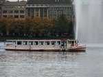 Hamburg  am 19. Oktober 2016, Fahrgastschiff  Ammersbeck  der ATG Alster-Touristik GmbH, Hamburg fährt den Anleger Jungfernstieg an.