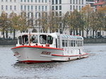 Hamburg  am 24. Oktober 2016,  Fahrgastschiff  Seebek  fährt den Anleger Jungfernstieg an.