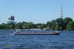 ALSTER CABRIO am 14.6.2021, Hamburg auf der Außenalster

Offenes Fahrgastschiff / Lüa 21,93 m, B 4,0 m, Tg 0,80 m / 1 Diesel,  120 Fahrgäste / Eigner: Alster-Touristik GmbH (ATG) / gebaut 1995 bei Menzer  Schiffswerft in HH-Bergedorf /
