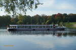 QUARTEERSLÜÜD am 22.10.2022, Hamburg ,Stadtparksee /    Fahrgastschiff (Barkasse) / Lüa 25,56 m, B 5,2 m, Tg 1,3 m / 130 Pass.