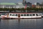 „Alsterdampfer“ GOLDBEK; Eigner/Betreiber: ATG; Aufnahmeort: Alster (Binnenalster) Hamburg, Deutschland; Datum: 26.08.2025; Info: (H6037). Das Bild zeigt die GOLDBEK am ATG-Ponton neben dem Jungfernstieg vom Ballindamm aus betrachtet.