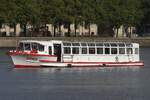 „Alsterdampfer“ SEEBEK; Eigner/Betreiber: ATG; Aufnahmeort: Alster (Binnenalster) Hamburg, Deutschland; Datum: 30.08.2025; Info: (H6035). Das Bild zeigt die SEEBEK auf der Binnenalster vom Ballindamm aus betrachtet. „Alsterdampfer“ SEEBEK; Eigner/Betreiber: ATG; Aufnahmeort: Alster (Binnenalster) Hamburg, Deutschland; Datum: 30.08.2025; Info: (H6035). Das Bild zeigt die SEEBEK auf der Binnenalster vom Ballindamm aus betrachtet.