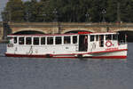 „Alsterdampfer“ AMMERSBEK (MMSI H18554); Eigner/Betreiber: ATG; Datum: 30.08.2025; Aufnahmeort: Alster (Binnenalster) Hamburg, Deutschland; Das Bild zeigt die AMMERSBEK auf der Binnenalster vor der Lombardsbrücke vom Jungfernstieg au ...