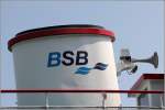Die Schornsteinmarke der BSB Bodensee-Schiffbetriebe aus Konstanz. Hier zu sehen am Schornstein des Fahrgastschiffes BADEN, die am 07.07.2015 in Friedrichshafen liegt.