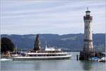 Die 1964 gebaute KONSTANZ passiert beim Verlassen des Hafens Lindau den Leuchtturm. Die KONSTANZ ist 57,00 m lang, 11,40 m breit, hat einen Tiefgang von 1,55 m und bietet insgesamt 676 Sitzplätze. 10.08.2008
