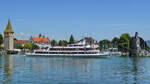 Das Fahrgastschiff STUTTGART verlässt den Hafen von Lindau.