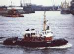 Schottelschlepper Bugsier 5 auf der Elbe vor dem Steinwerder Hafen (1987), das waren noch Zeiten als man am Sonntag vom Parkdeck eines Lagerhauses aus fotografieren konnte, heute flanieren hier die Kreuzfahrer