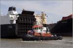 Der 1991 gebaute Schlepper LUCHS (IMO 8912211) ist in Bremerhaven hinter dem Autotransporter GALICIA im Einsatz. Die beiden Maschinen der LUCHS leisten je 900 kw und verhelfen ihr zu einem Pfahlzug von 27 t. 16.05.2010
