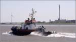 Die 32 m lange, 11 m breite BUGSIER 3 (IMO 9350135) pflgt am 30.04.2011 mit ihren 4.100 kw leistenden Maschinen durch die Weser bei Bremerhaven.