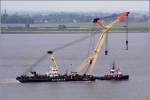 Der Schwimmkran ENAK (IMO 6826858) ist am 26.08.2011 mit dem Schlepper STEINBOCK (IMO 7612644) Hhe Bremerhaven auf der Weser unterwegs. Der ENAK kann bis zu 600 t heben. Beide gehren zur Bugsier-, Reederei- und Bergungs-GmbH & Co. KG, Hamburg.