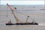 Die 1977 gebaute STEINBOCK (IMO 7612644) schleppt den 1967 gebauten Bergungskran ENAK (IMO 6826858) am 07.07.2007 von der Weser in die Geestemndung zum Fischereihafen. Beide gehren der Bugsier-, Reederei- und Bergungs-GmbH & Co. KG.
