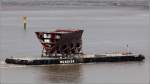 Der SEEPONTON 1 wird am 29.06.2014 Höhe Bremerhaven Weser abwärts geschleppt. Der SEEPONTON 1 ist 84,61 m lang und 20,30 m breit. Beladen ist er mit der Bugsektion eines großen Schiffes. Diese Bugsektion verfügt über vier (!) große Bugstrahlruder (zwei für jede Richtung) mit einem geschätzten Durchmesser von 3 m.