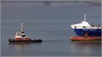 Der 1977 gebaute Bugsier-Schlepper STEINBOCK (IMO 7612644) assistiert dem Containerschiff HELENA SCHEPERS (IMO 9584487) bei der Fahrt in den Fischereihafen in Bremerhaven. Die STEINBOCK ist 28,20 m lang und 8,40 m breit, die Maschinenleistung beträgt 1.560 kW und der Pfahlzug 25 t. Heimathafen ist Bremen. 18.08.2016