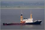 Der Hochseeschlepper OCEANIC (IMO 6901490) der Bugsier-, Reederei- und Bergungs-GmbH & Co. KG am 13.05.2008 bei Bremerhaven. Die OCEANIC wurde 1969 gebaut, ist 87,50 m lang, 14,35 m breit, hat einen Tiefgang von 7,30 m, eine GT von 2294. Die beiden Maschinen leisten zusammen 9706 kw, der Pfahlzug betrgt 179 t. 