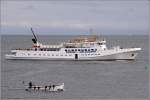 Die 1973 gebaute FUNNY GIRL (IMO 7315569) hat bereits den Anker gelichtet und das Bugstrahlruder ist im Einsatz um die Reede vor Helgoland zu verlassen. Sie ist 68 m lang, 10 m breit und ist fr 800 Passagiere zugelassen. Heimathafen ist Cuxhaven. 22.08.2010