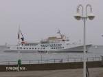 MS Funny Girl mit Brteboot vor Helgoland