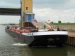 TMS Dettmer Tank 50 (04017970 , 100 x 9) fährt am 30.06.2014 vom MUT kommend in die Niedrigwasserschleuse Magdeburg im RVK ein.