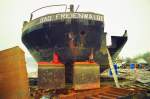 Das Motorfrachtschiff  Bad Freienwalde  liegt am 16.12.1999 auf der Helling der Schiffswerft Zehren zum abwracken.