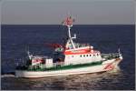 Im Heck der HERMANN HELMS ist das Tochterboot BIENE zu sehen. Wie flott BIENE unterwegs sein kann, ist auf Bild Nr. 9084 zu sehen:
http://www.schiffbilder.de/bilder/9084.jpg 
Cuxhaven, 28.01.2011 