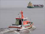 Das Seenotrettungsboot GILLIS GULLBRANSSON am 12.03.2011 auf der Elbe bei Cuxhaven. Schon weiter stromauf ist die CAPE MELVILLE (IMO 9308390) unterwegs.