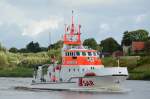 Der Seenotkreuzer Theo Fischer Flagge:Deutschland Lnge:23.0m Breite:6.0m passiert am 26.08.12 im Nord-Ostsee-Kanal die Eisenbahnhochbrcke bei Rendsburg.Gebaut wurde die Theo Fischer 1997 bei der