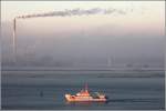 Die HERMANN MARWEDE ist das 46 m lange Flaggschiff der DGzRS. Hier luft sie im eisigen, lichtdurchfluteten Morgendunst Bremerhaven an. 25.01.2013